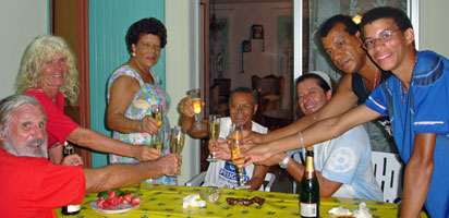 Papy Benou, Mamy Benou, Irne, Nestor, Tonton Pascal, Jean-Charles et Kvin