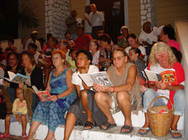 Sur les marches de l'Eglise