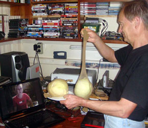 Grard montre le farci  Vronique, via Skype
