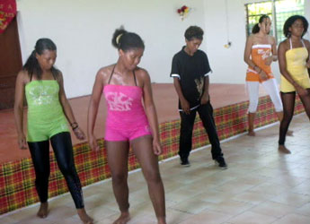 Chlo, Lela Samuel, Knalia et Sarah