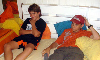 Raphal et Paul devant la tl